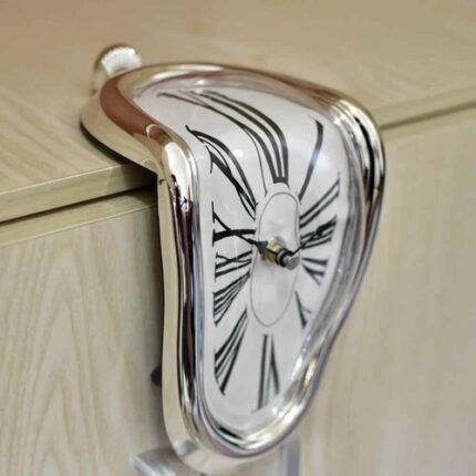 Moderne schmelzende Uhr