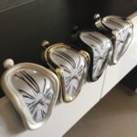 Kunstwerk schmelzende Uhr