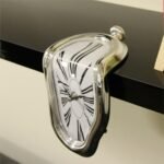 Kreative schmelzende Uhr