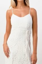 Weiße Maxikleid mit Frontschlitz und Spitze