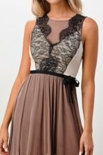 Langes Kleid mit Überlappung und Kontrastspitze