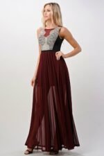 Modisches Maxikleid in Burgunderrot mit edler Spitze, elegante Mode