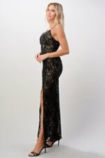 Schwarzes Maxikleid mit Frontschlitz und Spitze