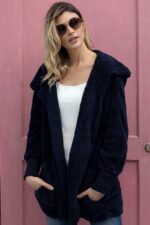 Schwarzer Mantel, wasserdichte Jacke