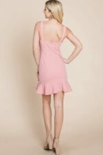 Rosa Clubkleid mit Bodycon Schnitt und Rüschensaum