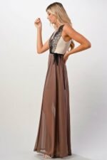 Langes Kleid mit Überlappung und Kontrastspitze
