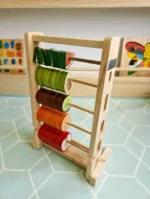 Nahaufnahme eines QToys Australia (USA) Fertilen Abakus, Spielzeug für Kinder