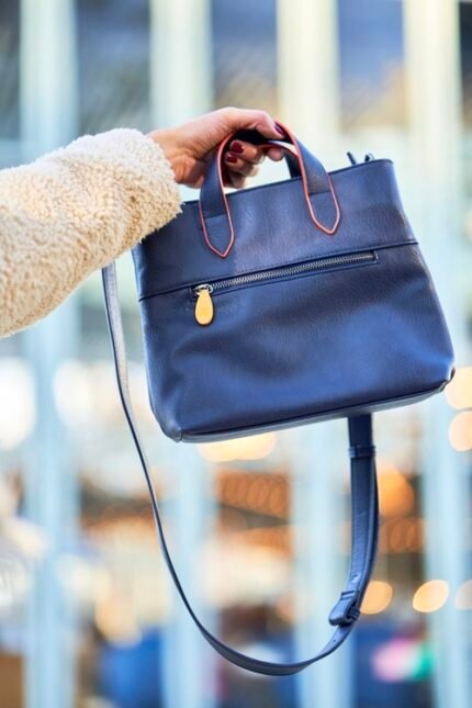Schwarze Crossbody-Tasche mit verstellbarem Gurt