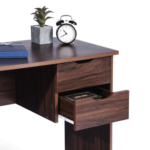 Arbeitsplatz mit Laptop auf braunem Holz-Schreibtisch, Home Office