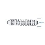 Silberner Ring mit funkelndem Diamant