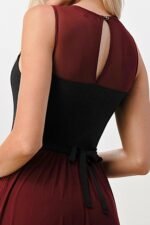 Elegantes Maxikleid in Burgunder mit Kontrastspitze, Trendmode